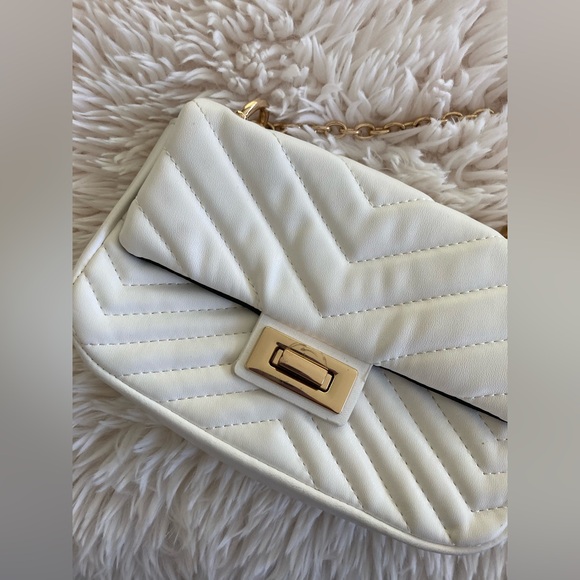 Forever 21 White Quilted Crossbody Bag with Gold Chain - Picture 4 of 6